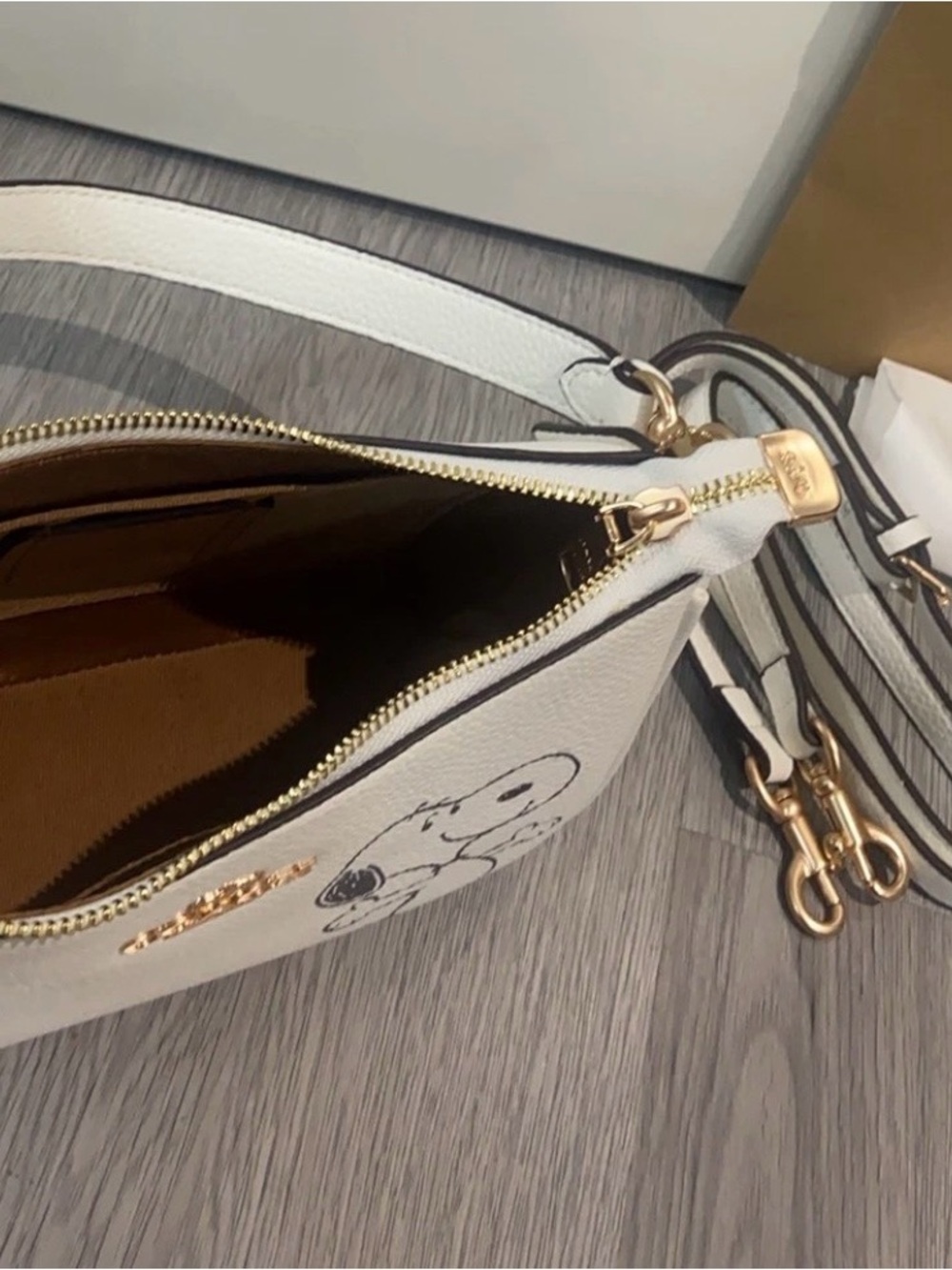 Coach White Leather Snoopy Shoulder Bag with Gold Hardware - Picture 6 of 7